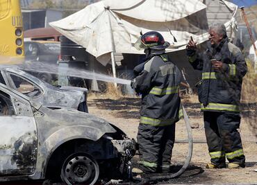 Incendio en pastizal alcanza a autos en corralón en Puebla
