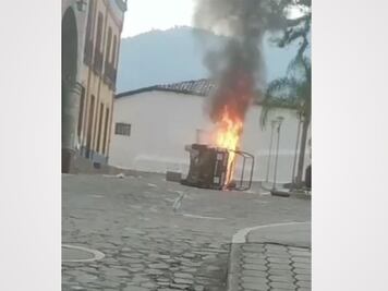 Pahuatlán arde. Tres muertos, balacera y una patrulla quemada por diferencias políticas