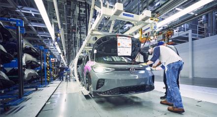 Volkswagen inició la producción de su primer auto eléctrico en América