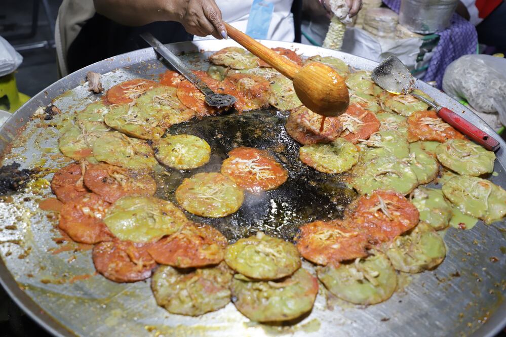 Las chalupas son el platillo tradicional que encontrarás en la Calle de la Gula / Foto: EsImagen