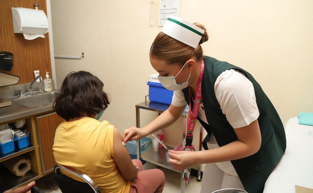 La campaña de vacunación busca prevenir del Virus del Papiloma Humano | Foto: Agencia Es Imagen para El Universal Puebla