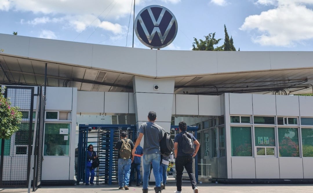 Trabajadores buscan respuestas ante las primeras bajas en la armadora Volkswagen | Foto: EsImagen