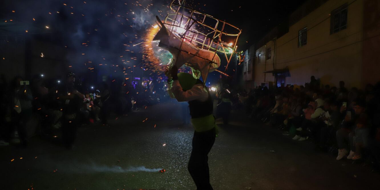 Un buscapiés que se desprendió de un torito habría provocado la explosión de un tanque de gas, en Tepehicán, Tlatlauquitepec / Foto EsImagen