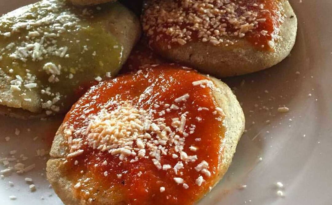 Los tlayoyos o tlacoyos son representativos de la comida serrana de Puebla | Foto: Facebook Puebla