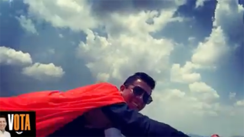 Disfrazado como superhéroe hace campaña en Puebla