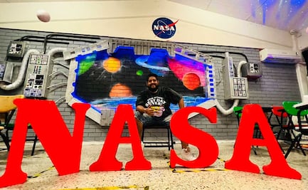 Maestro mexicano decora salón con temática de la NASA