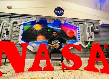 Maestro mexicano decora salón con temática de la NASA