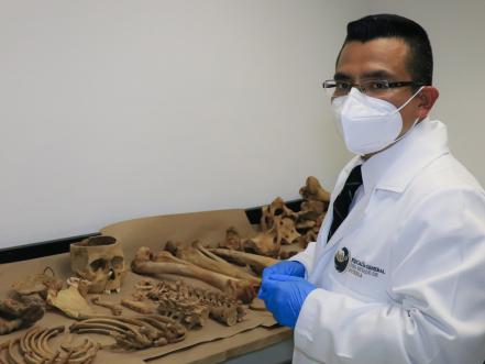 ​Julio César, el médico que ayuda a las personas después de la muerte
