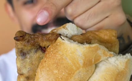 Famoso tiktoker prueba una torta con chipotle relleno de queso y causa revuelo