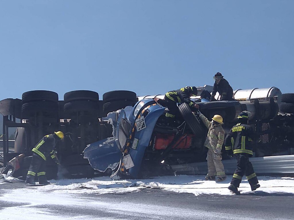 Muere operador de pipa cargada con ácido nítrico al volcar en la Puebla-Orizaba