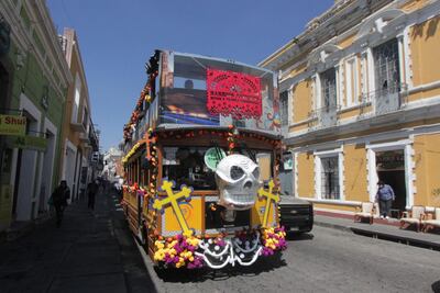 TURIBÚS ADORNADO PARA DÍA DE MUERTOS