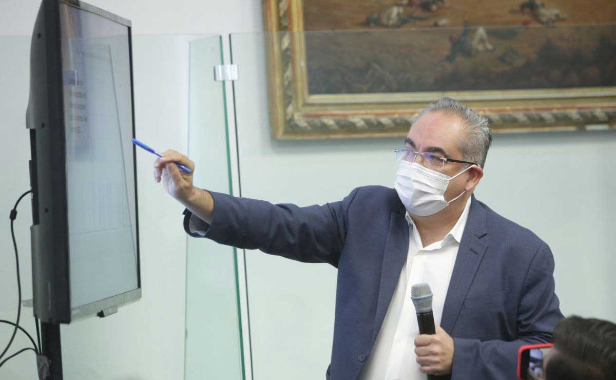 El secretario de Salud del estado, José Antonio Martínez, informó que inició el descenso de contagios de Covid-19 en Puebla | Foto: Agencia Es Imagen para El Universal Puebla