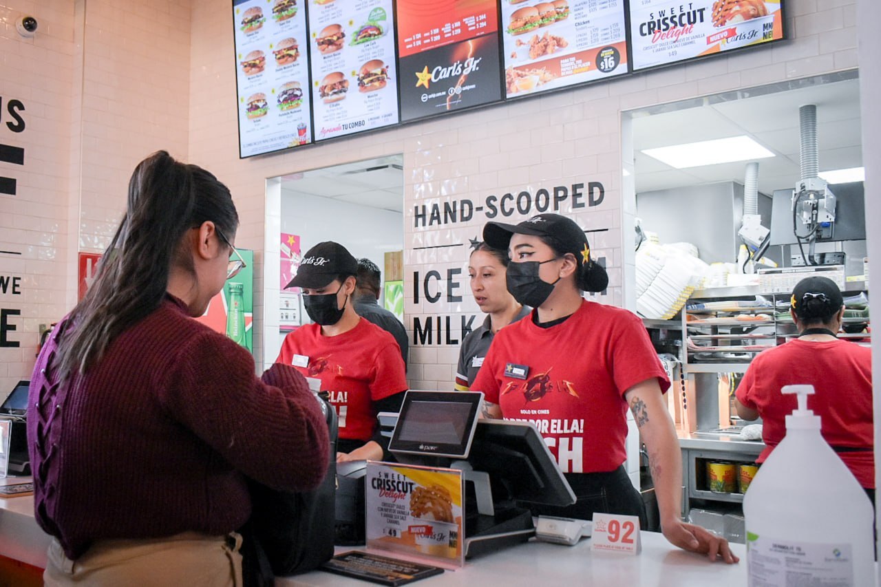 Este 13 de abril puedes obtener una hamburguesa gratis dando un beso | Foto: Captura X