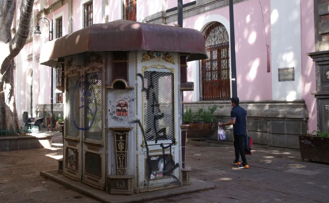 Como parte del programa de ordenamiento del Centro Histórico de Puebla fueron retiradas casetas de periódicos descuidadas. | Foto: Agencia Es Imagen para El Universal Puebla