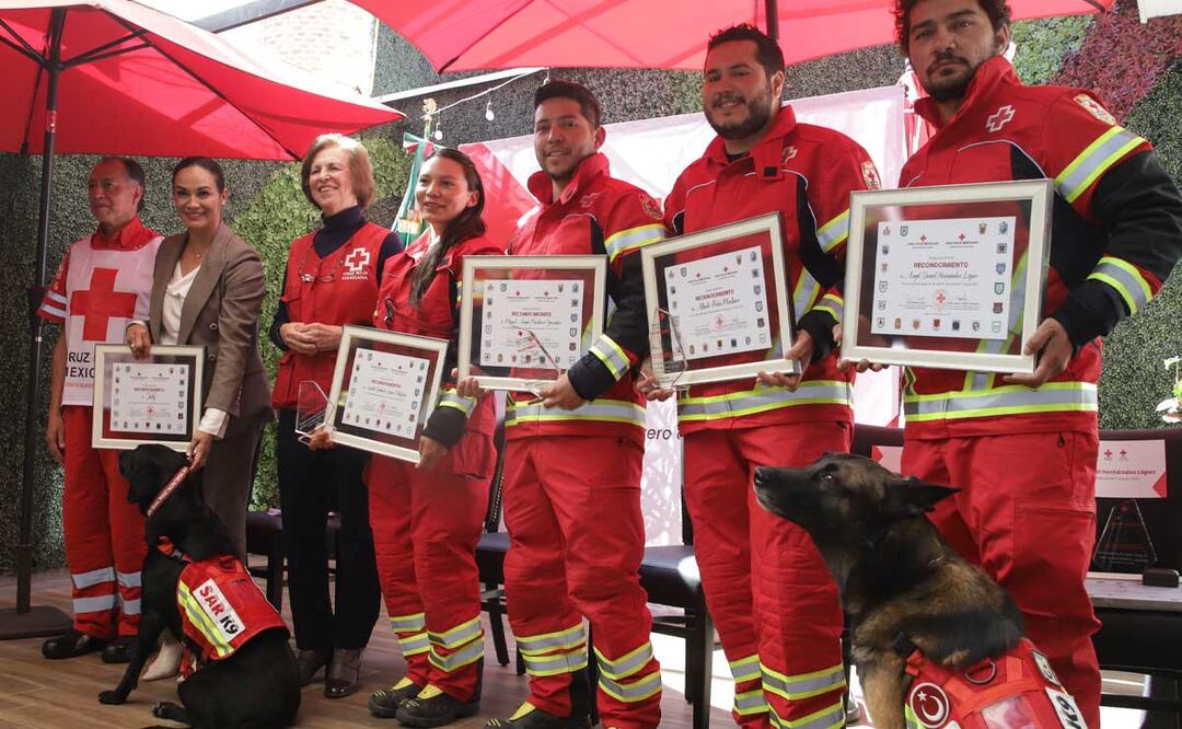 Autoridades poblanas reconocen la labor humanitaria que realizaron rescatistas y binomios caninos tras los sismos en Turquía | Foto: Agencia Es Imagen para El Universal Puebla