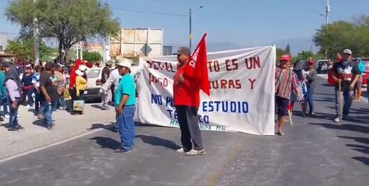 Habitantes de San Gabriel Chilac bloquean paso de combis por aumentar pasaje de 12 a 15 pesos