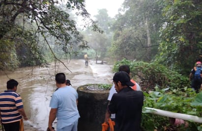 Mueren dos personas y rescatan con vida a niña tras ser arrastrados por corriente en Guerrero