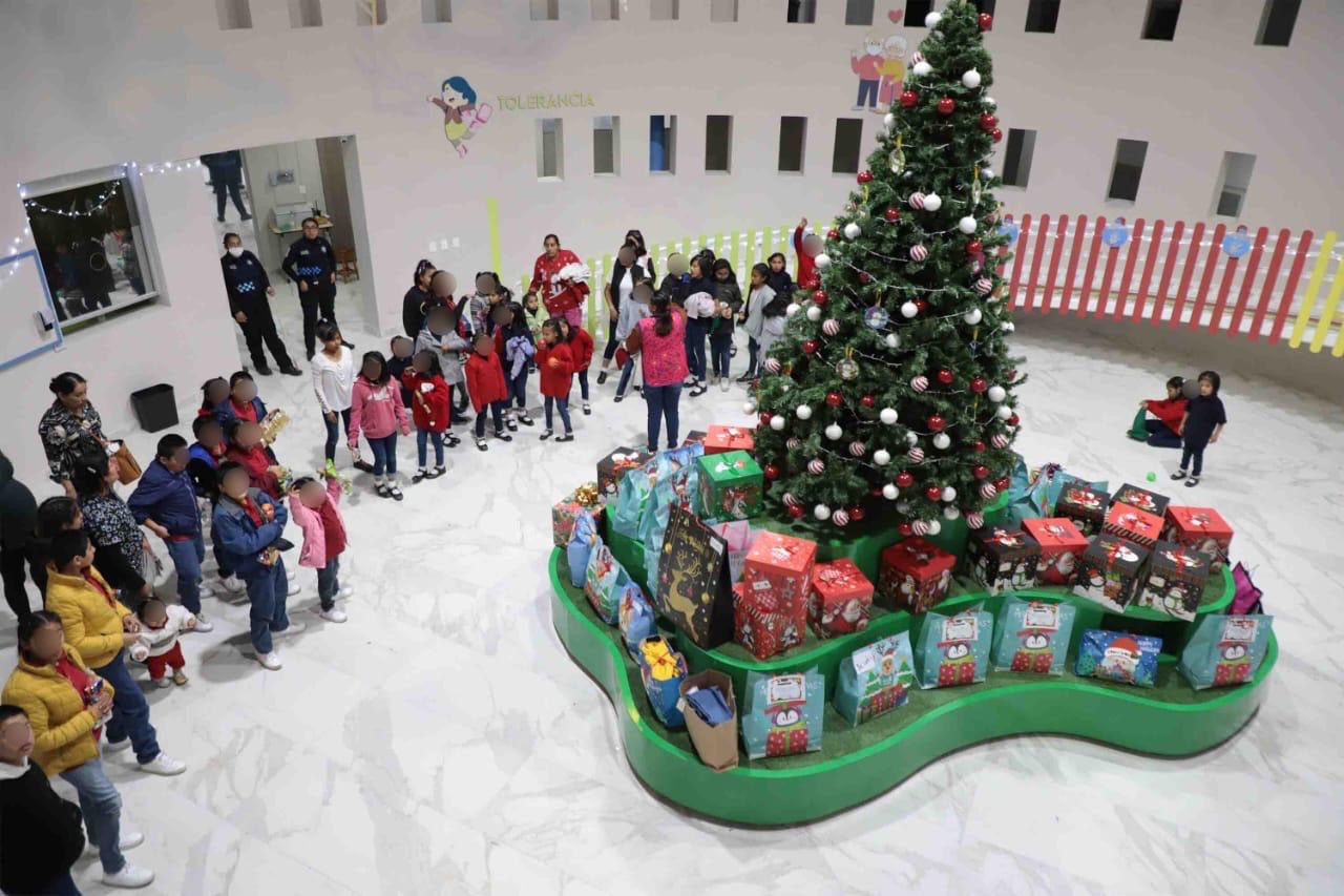 Gaby Bonilla también entregó regalos a los niños de las casas de asistencia | Fotos SEDIF