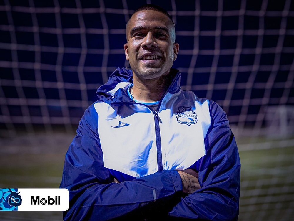 Miguel Jiménez fue presentado como nuevo refuerzo del Puebla, bajo la dirección del exentrenador rojiblanco, José Manuel "Chepo" de la Torre. 

Foto: Producción El Universal Puebla