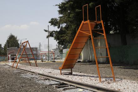 Instalan juegos para niños sobre antiguas vías del tren