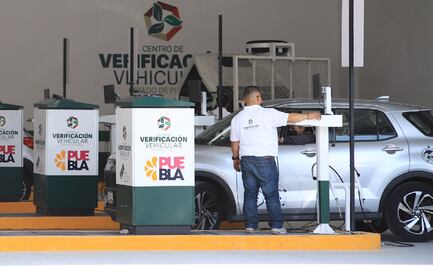 Cancelarán verificentros que vendan hologramas en Puebla, advierte Barbosa