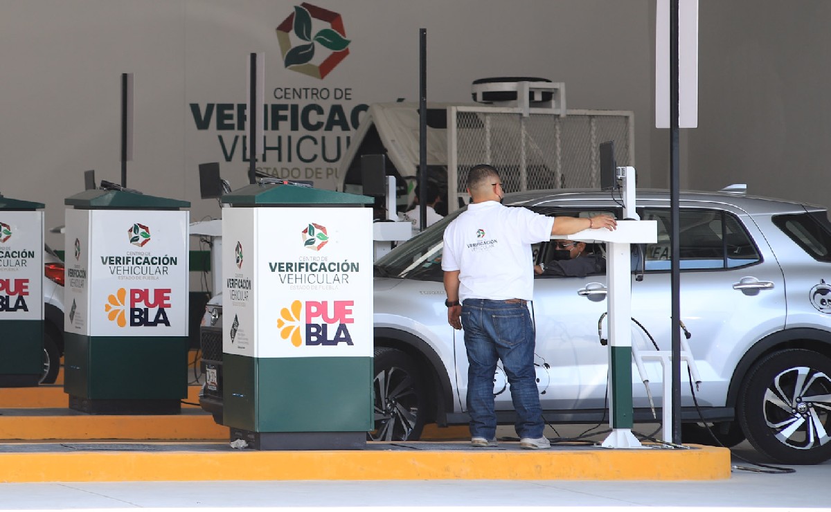 Cancelarán verificentros que vendan hologramas en Puebla, advierte Barbosa