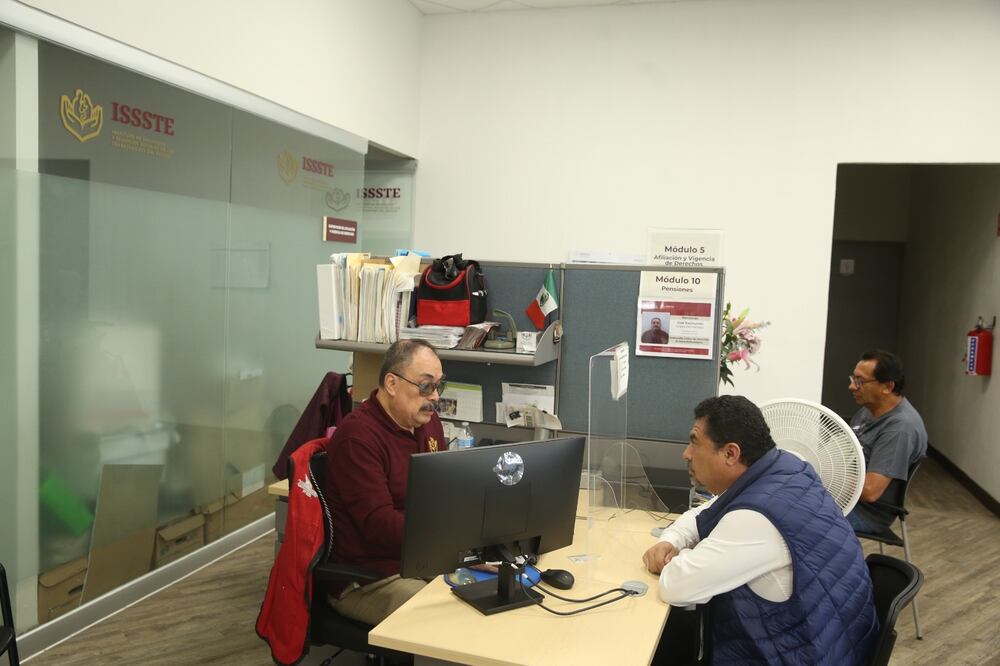 Debido a políticas inadecuadas y aumentos injustificados, decenas de jubilados podrían perder el pago de la Pensión ISSSTE 2024.
Foto: Producción El Universal Puebla