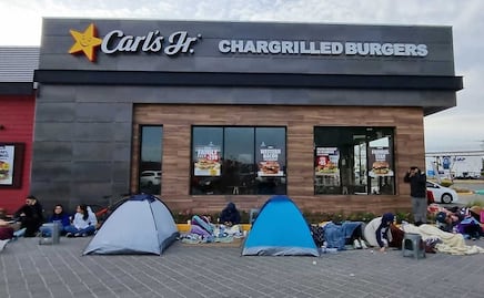 Acampan en Puebla por un año de hamburguesa gratis de Carl’s Jr