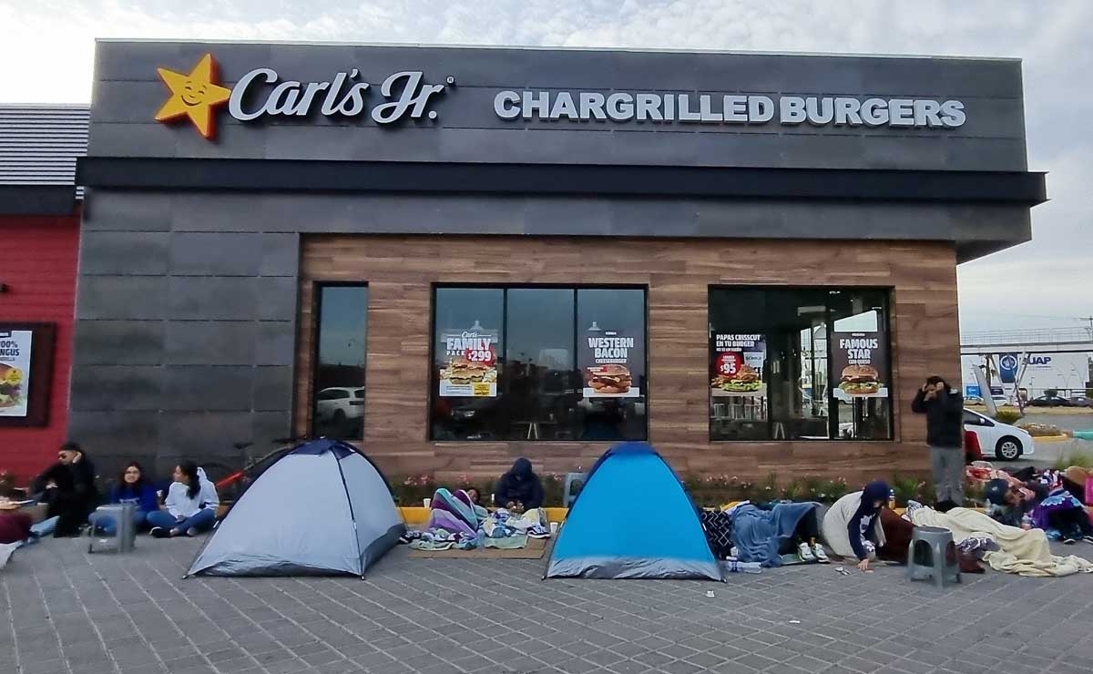 Acampan en Puebla por un año de hamburguesa gratis de Carl’s Jr
