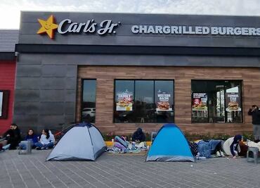 Acampan en Puebla por un año de hamburguesa gratis de Carl’s Jr