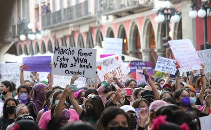 8M en Puebla. Ondean banderas moradas y alzan la voz por las que ya no están