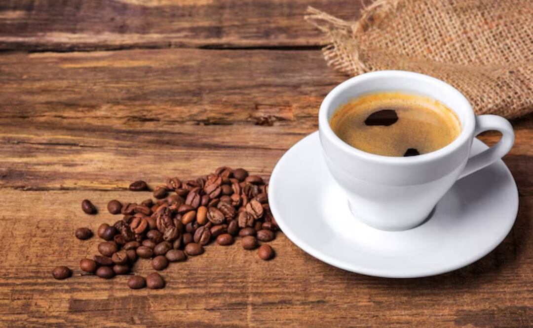 El café puede tener efectos adversos en la salud cerebral a partir de cierta edad | Foto: Freepik