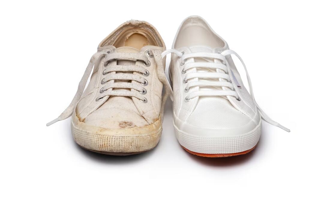 Basta con caminar unos minutos en la calle para que el polvo o la tierra se adhieran a la superficie blanca, lo que puede hacer que los tenis pierdan su apariencia limpia y fresca.
Foto: Producción El Universal Puebla