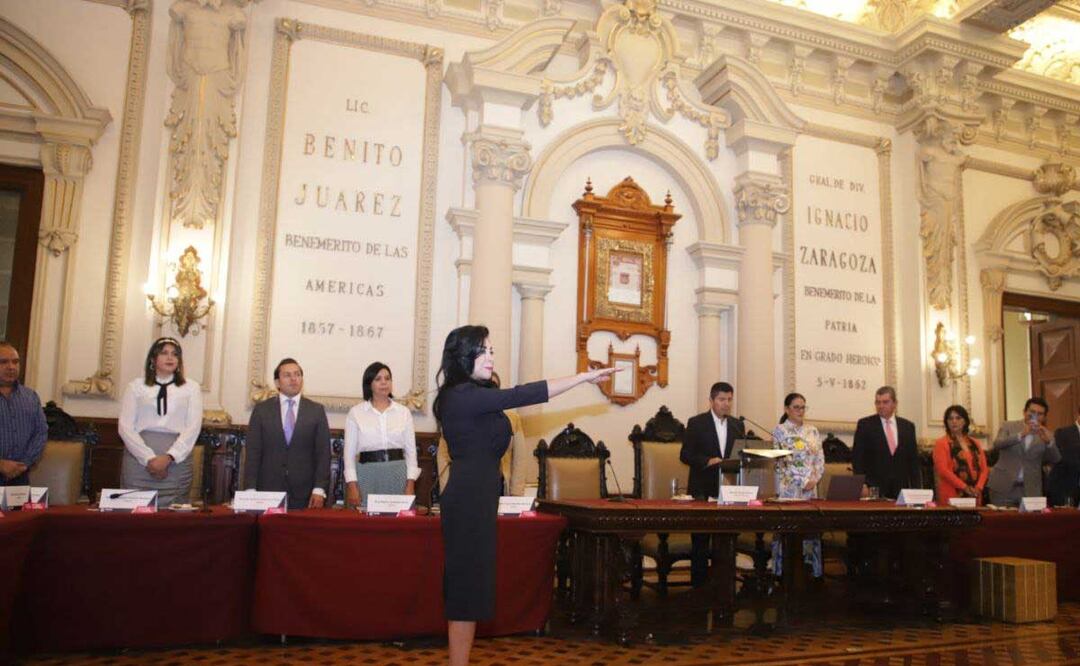 La priista Lucero Saldaña rindió protesta ante el Cabildo de Puebla | Foto: Agencia Es Imagen para El Universal Puebla