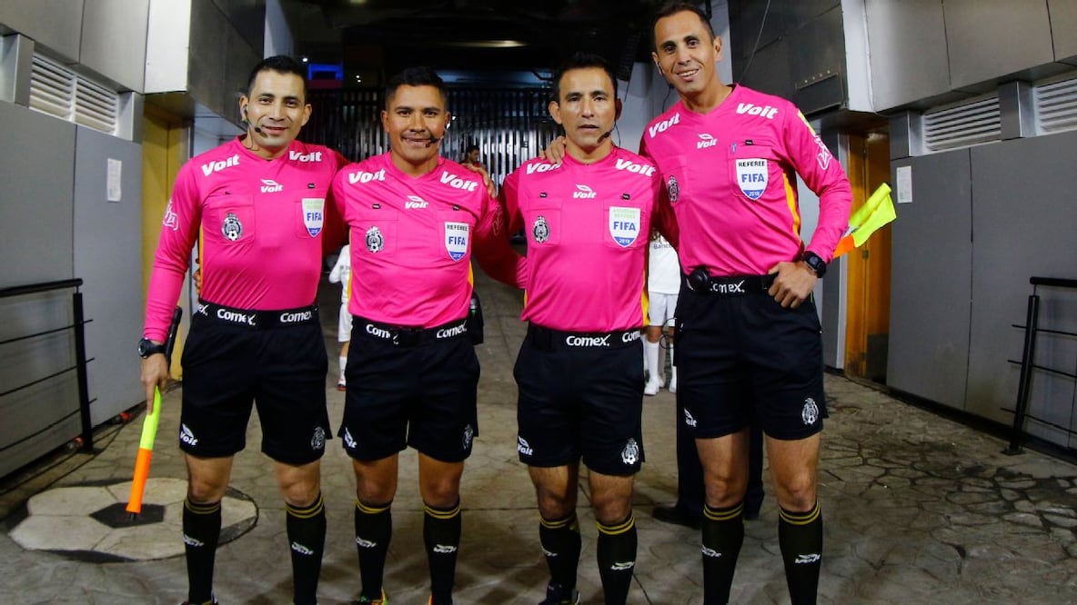 Esta constante presión y escrutinio es parte del desafío que enfrentan los colegiados, quienes deben manejar la tensión y mantener la imparcialidad, independientemente de las reacciones del público.
Foto: Producción El Universal Puebla