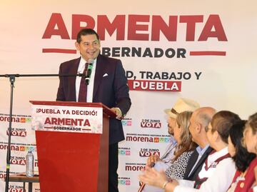 Alejandro Armenta ofrece apoyos para los poblanos que viven en Estados Unidos