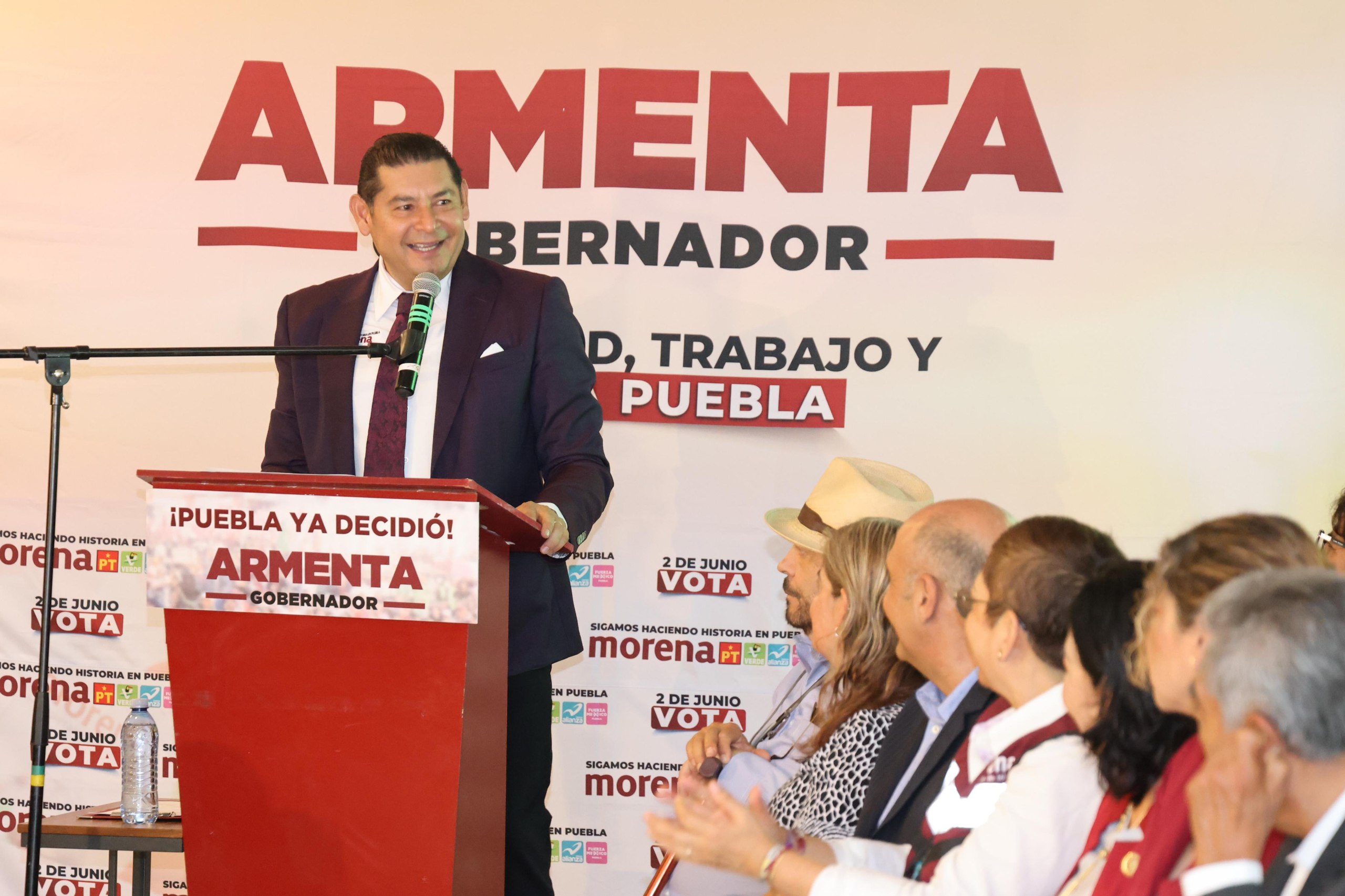 Alejandro Armenta ofrece apoyos para los poblanos que viven en Estados Unidos