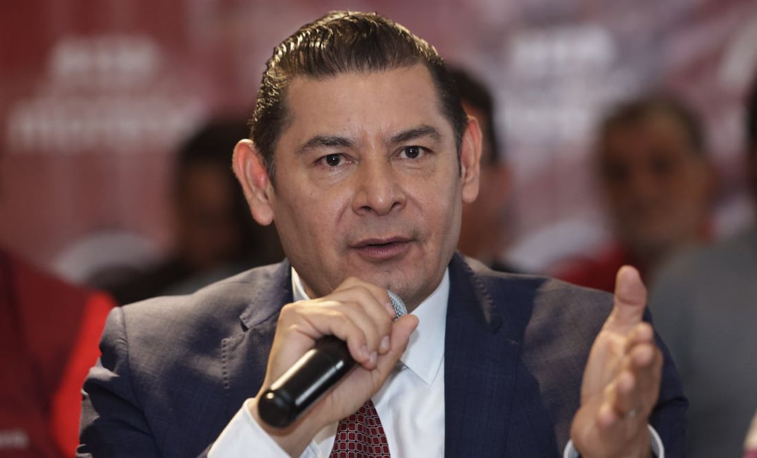 Este lunes, el senador Alejandro Armenta explicó las iniciativas pendientes que aún debe atender | Foto: Agencia Es Imagen para El Universal Puebla
