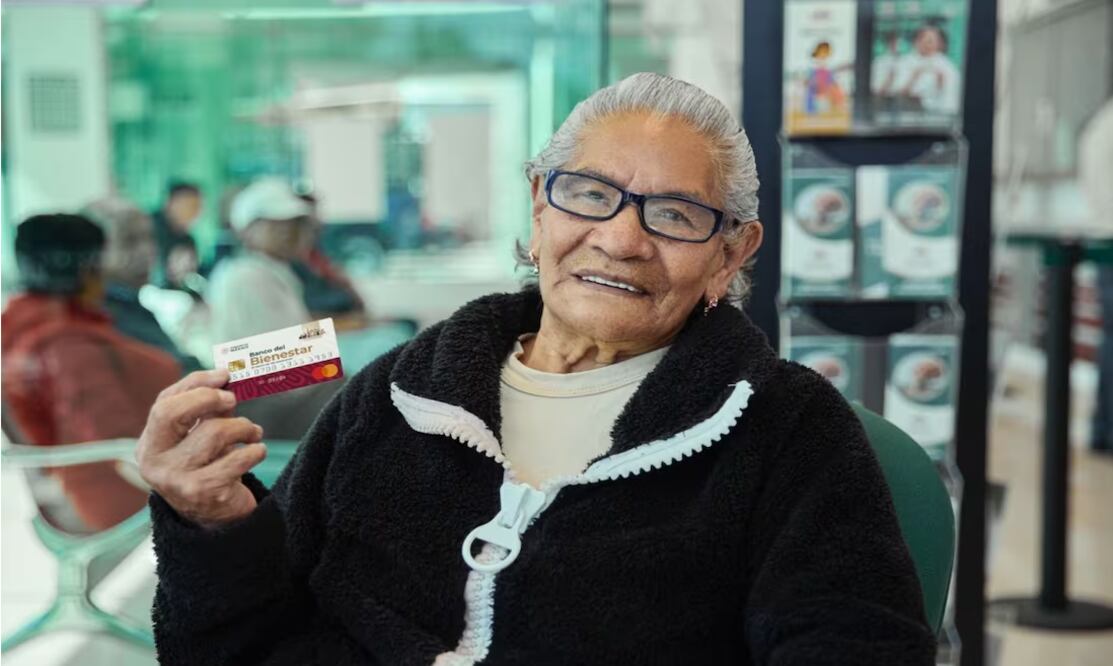 La Pensión del Bienestar busca proporcionar un apoyo económico bimestral de 6 mil pesos para garantizar el bienestar de este sector de la población. 


Foto: Producción El Universal Puebla