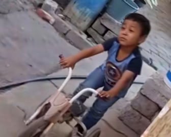 Niño cantando la de Amanda Miguel. Se llama Chucho y es de Puebla