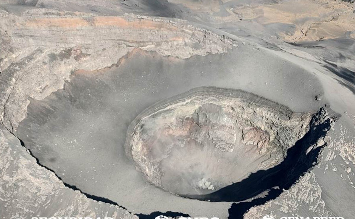 Sobrevuelan cráter del volcán Popocatépetl e identifican nuevo domo