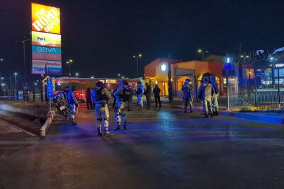 Todo lo que se sabe de la balacera en Periplaza que dejó un muerto y 4 policías heridos