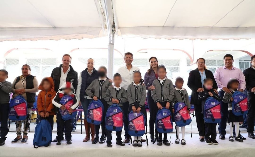 Eduardo Rivera Pérez en la entrega de paquetes escolares | Foto: Ayuntamiento de Puebla