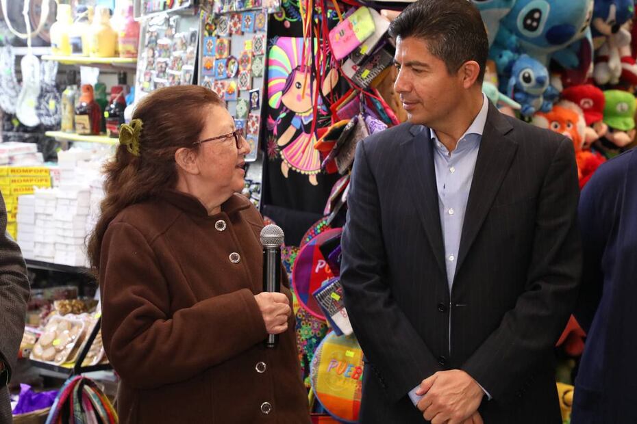 Eduardo Rivera entregó créditos a mujeres emprendedoras | Agencia Es Imagen para El Universal Puebla