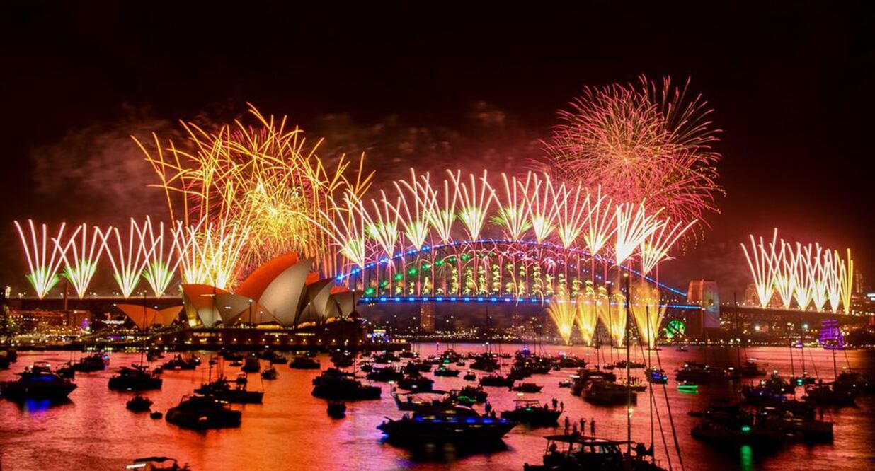 Los fuegos artificiales explotan sobre el puente del puerto de Sídney y la Ópera de Sídney, durante las celebraciones de Nochevieja. Foto: AFP