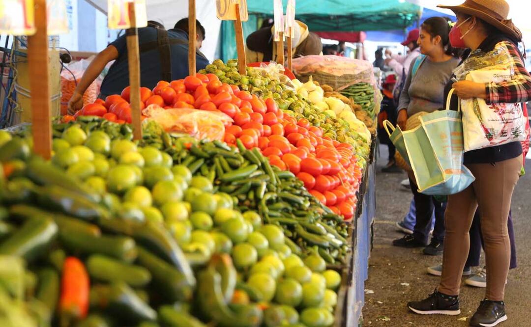 En el 2023, se requerirá al menos el salario mínimo de 5 días para poder adquirir 24 productos de la canasta básica | Foto: Agencia Es Imagen para El Universal Puebla