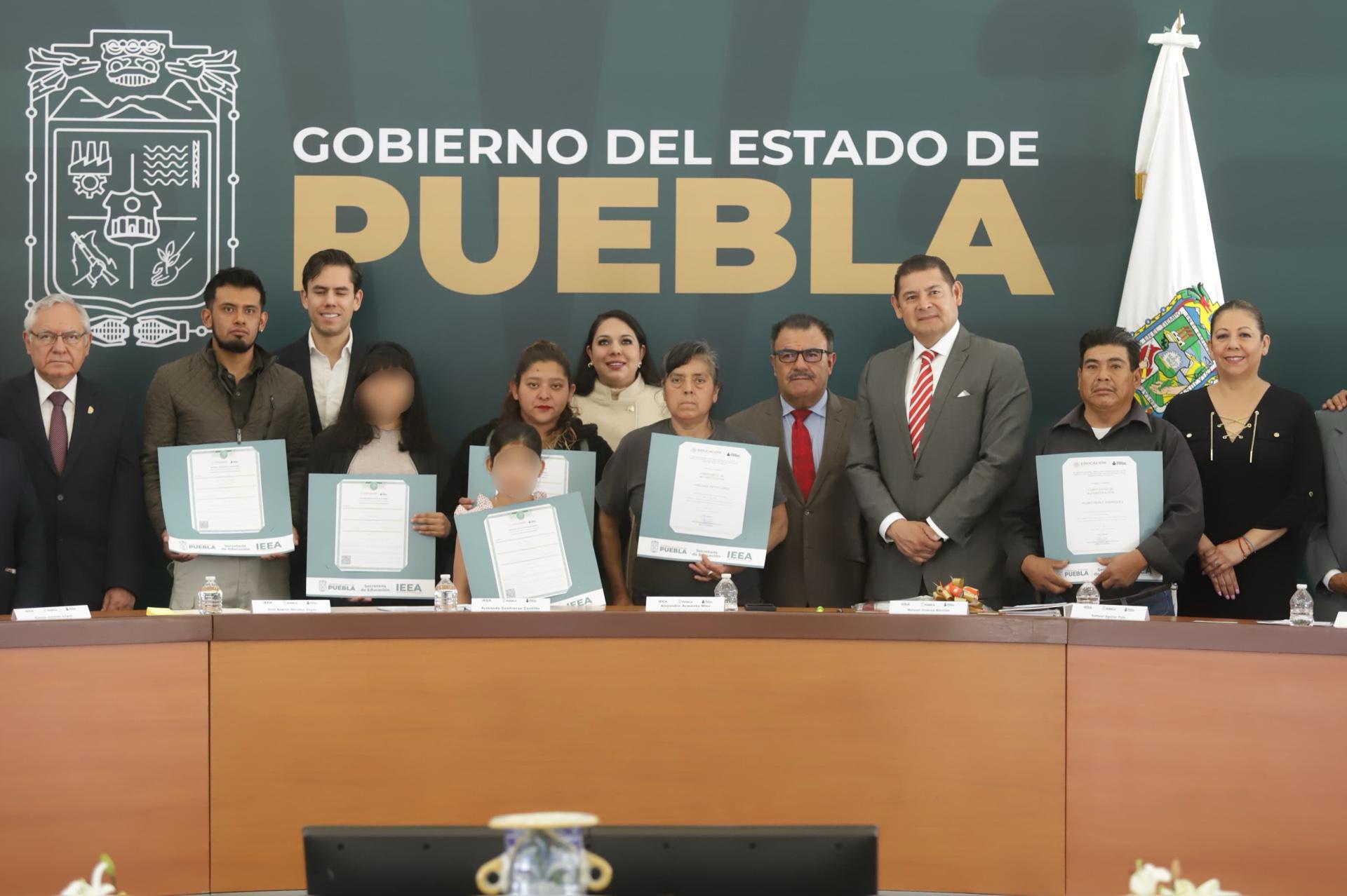 Puebla será el primer estado en levantar la “Bandera Blanca” al erradicar el analfabetismo