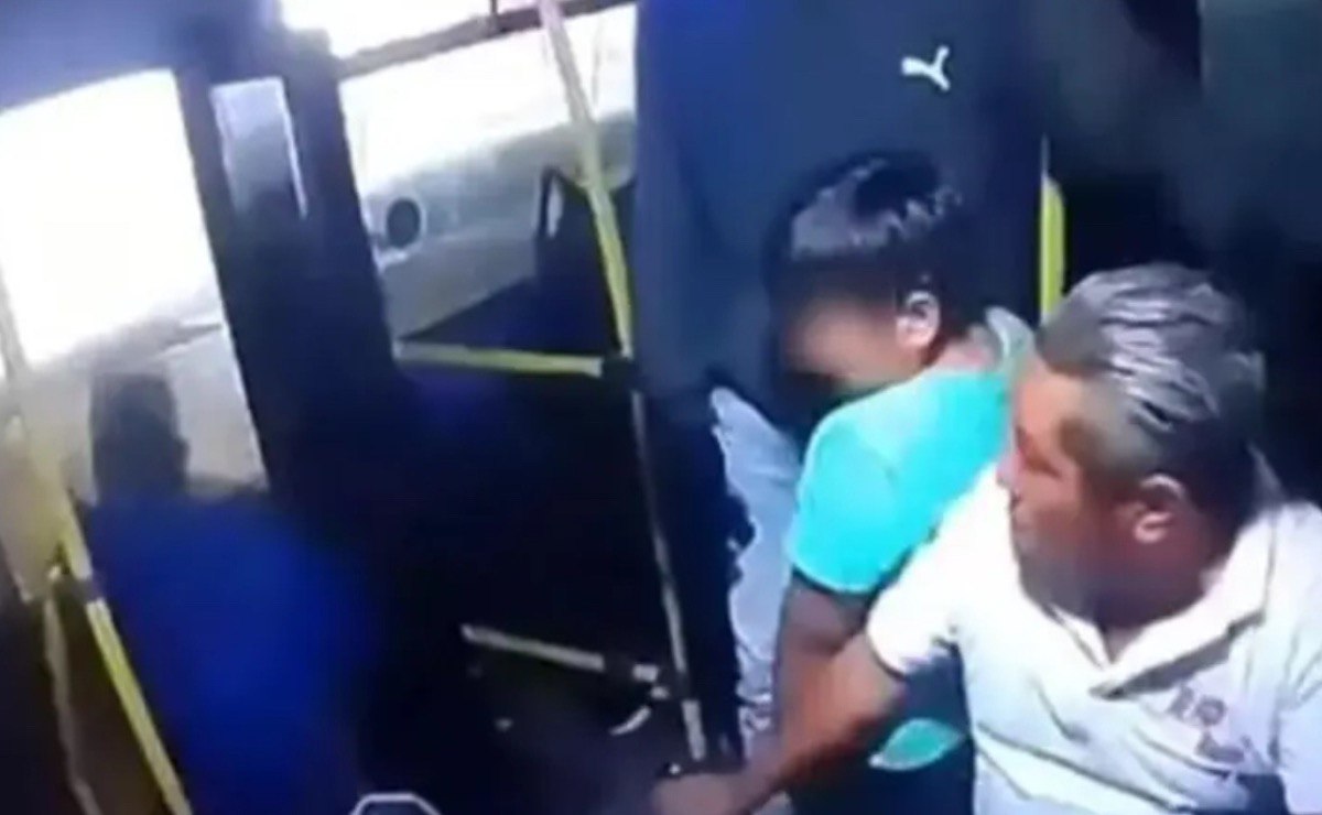 Pasajeros saltan de un microbús en movimiento para evitar ser asaltados en Puebla