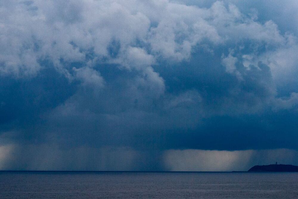 Héctor presenta vientos sostenidos de 75 km/h y ráfagas de hasta 95 km/h, pero su desplazamiento hacia el oeste está alejando la tormenta de las costas mexicanas.

Foto: Producción El Universal Puebla