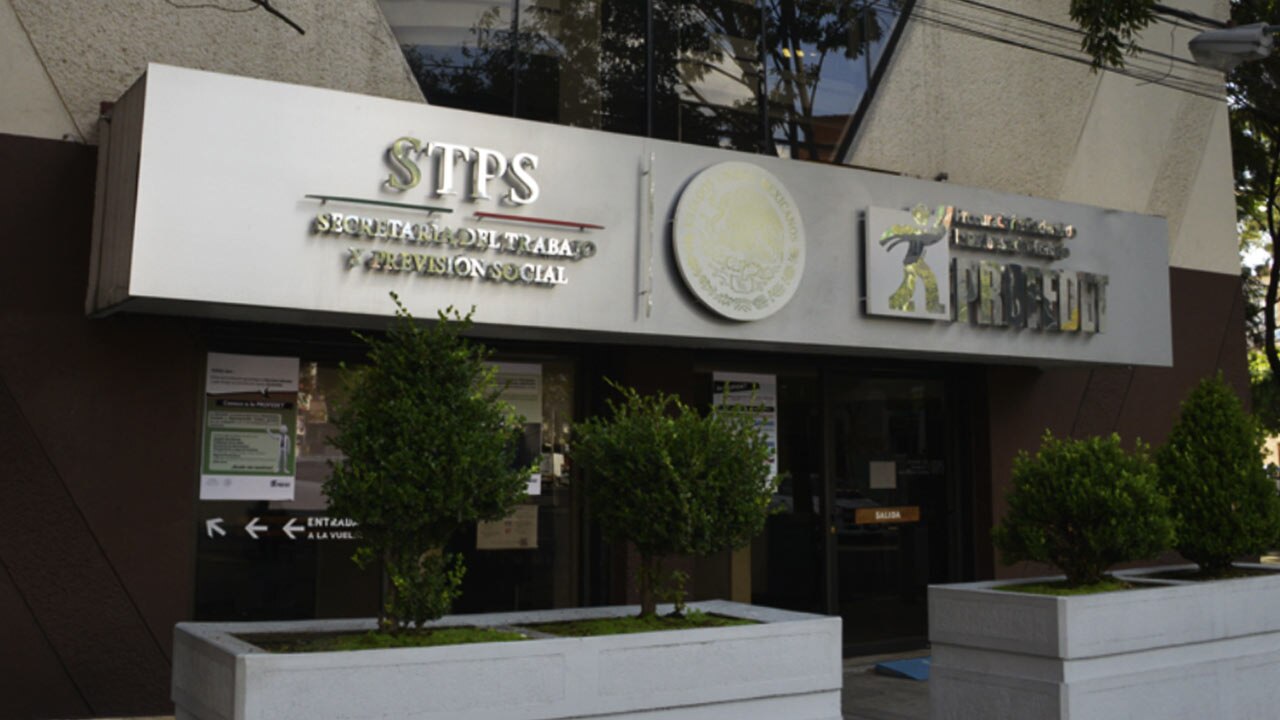 Si eres empleado y debes laborar el 1 de octubre, ten en cuenta que la LFT estipula que los trabajadores que trabajen en un día de descanso obligatorio tienen derecho a recibir, además de su salario normal, un pago adicional equivalente al doble de su sueldo diario.

Foto: Producción El Universal Puebla